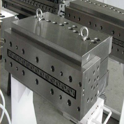 700mm CPVC WPC ホールドアのパネル エクストルーション模具 輸出業者