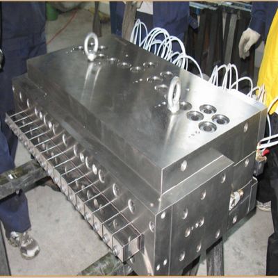 中国市場におけるプラスチック材料のための700mmWPCホールドアパネルエクストルーション模具