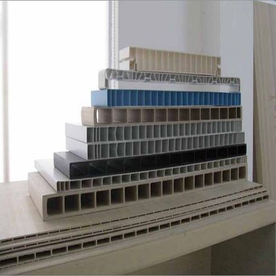 中国市場におけるプラスチック材料のための700mmWPCホールドアパネルエクストルーション模具