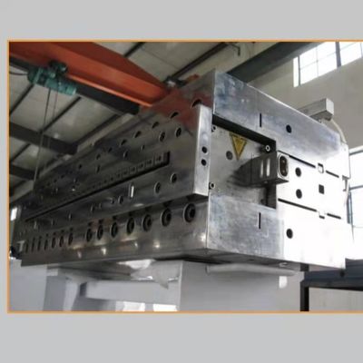 800mm WPC ドア製造機械 顧客要件のための挤出模具