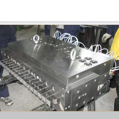800mm WPC ドア製造機械 顧客要件のための挤出模具