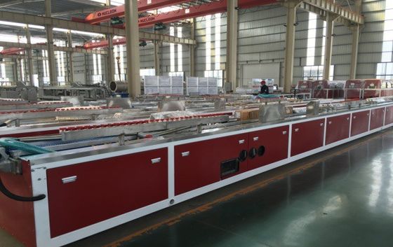 室内ドアパネル製造のための先進的なPVCWPCプラスチックプロファイル製造機械