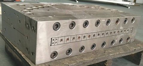 800mm PVC WPC ドアパネル 形付けモードのための挤出模具と700.800.900 幅