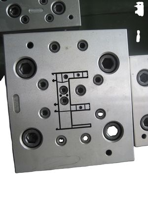 1 PVC製造機械におけるUPVCプロファイルの空洞型模具