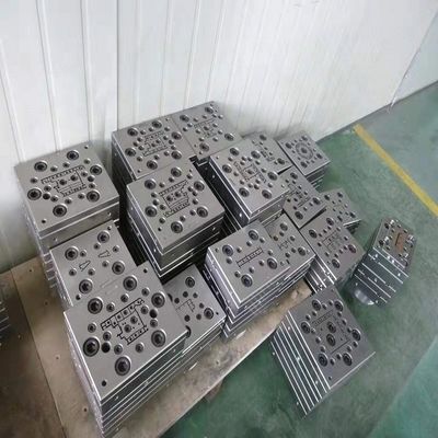 シルバーUPVCプロフィール模具と電圧塗装 表面処理オプションを磨く