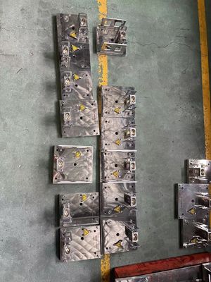 プラスチックのスカーティング用PVCエクストルーション模具 ベースボードプロファイル WPCエクストルーション機器
