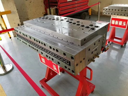 WPC/UPVC ホールドアエクストルーションのためのプロモーション模具メーカー 幅1000mmサイズ
