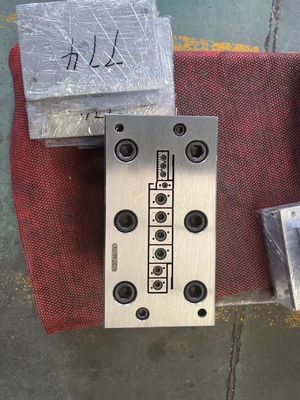 1 穴型防水WPC ドア 模具 現代の家や建物用 UPVC 材料