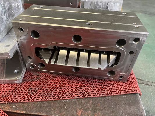 1 穴型防水WPC ドア 模具 現代の家や建物用 UPVC 材料
