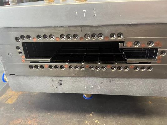 1 穴型防水WPC ドア 模具 現代の家や建物用 UPVC 材料