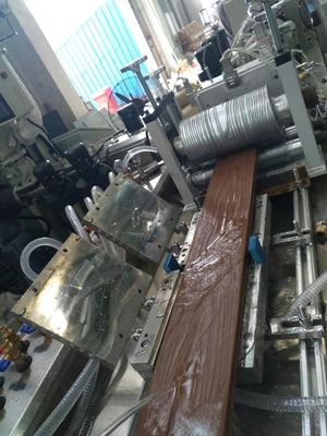 二重螺旋プラスチックPE WPCデッキプロファイル製造機械 150-200kg/h 容量