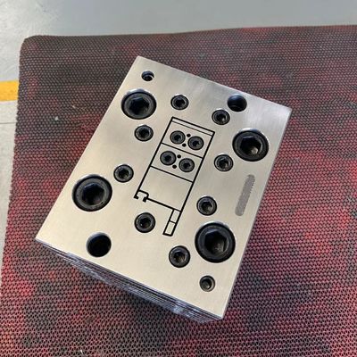シルバー・フィニッシュUPVCの窓結合プロファイルとPVCフィルム形状のエクストルーション模具