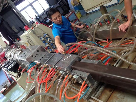 木製プラスチック複合物床床用エクストルーダーマシンライン 150-200kg/h 容量