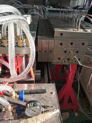 高需要のダブルスクリューUPVC/WPC ドア製造機械 38CrMoAlAスクリュー材料