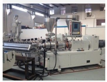ABB Inverte を搭載した円形双螺旋型PVCガラスの屋根シートエクストルージングマシン
