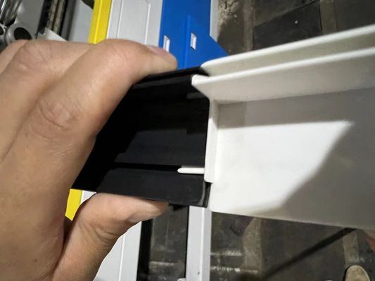 家庭用製品の生産のためのカスタマイズされたUPVCフレームプロファイルプラスチックエクストルーション模具
