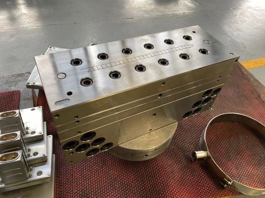 家庭用製品の模具 パーソナライズされたPVC窓プロファイル 銀色の挤出