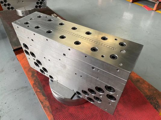 家庭用製品の模具 パーソナライズされたPVC窓プロファイル 銀色の挤出