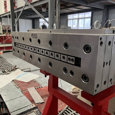 WPC壁パネル生産ラインのための電圧塗装磨きエクストルーション模具 EKOデザイン