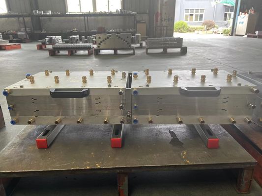 3CR17 模具材料 PVC プロフィール 精密なツインスクリューエクストルーダー形状のための模具