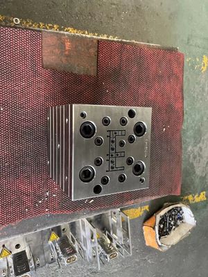AutoCAD 設計された床模造と壁パネルプラスチックコーティングのためのUpvcフレームツール