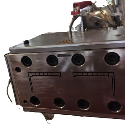UPVC ドアフレームとシルバーコーティングを形作るための2つの空洞のシルバーエクストルーションダイモールド