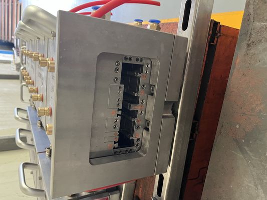 木材プラスチックエクストルーションツールのためのUPVC床模具 顧客のサイズ素材と設計