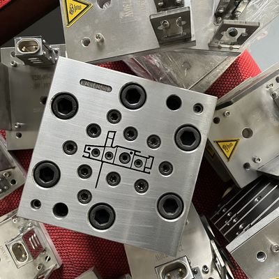 窓枠の鋳造のための銀色の顧客サイズ80シリーズUPVC窓プロファイル