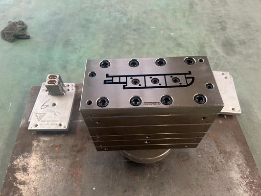 3CR17 模具材料 PVC プロファイル 材木プラスチック ドアフレームのための外押し模具メーカー