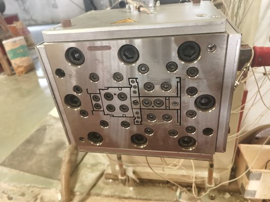 高精度WPCエクストルーション模具 表面処理を電圧塗装し磨く