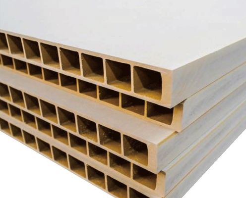 PVCプラスチックプロファイルの塑料模具 スカートボードのプレスプレス生産ライン