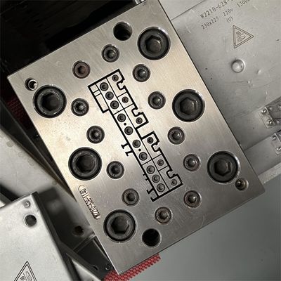 AutoCAD での共突出窓プロファイルのエボスティングのためのカスタマイズされた3CR17エクストルーションダイ