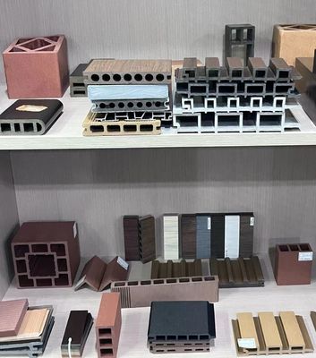 1 デッキ床/ドアパネルのための空洞PE WPCエクストルーション模具 先進技術