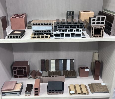 PEシルバー木材の外面パネル模具 デッキフロアとドアのプラスチックエクストルーション