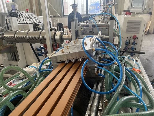 木製プラスチック床のためのパーソナライズされたPPPE WPC PVCフェンスデッキプロファイルエクストルーション模具