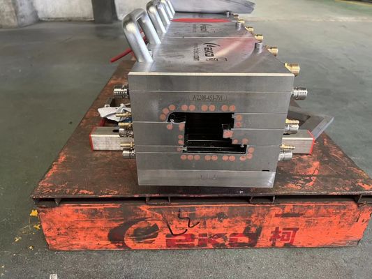 窓とドアのためのカスタマイズされた銀UPVCPVC窓プラスチックプロファイルエクストルーション模具