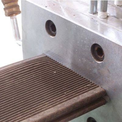 3CR17 材料 パーソナルサイズプロファイルの挤出製造のためのWPCPVCパイプ模具