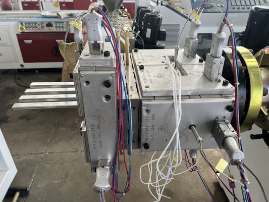 261*31mm ホールデッキ模具とPE材料のWPCコーティング生産機械