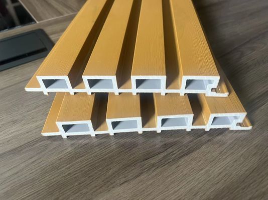 261*31mm ホールデッキ模具とPE材料のWPCコーティング生産機械