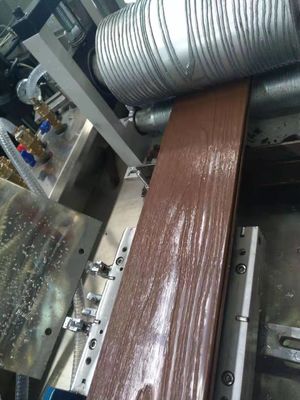 261*31mm ホールデッキ模具とPE材料のWPCコーティング生産機械