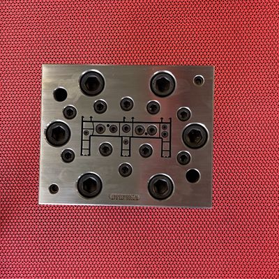 保証されたパフォーマンスのためのカスタマイズされたAutoCAD設計PVCエクストルーションダイス模具ツール