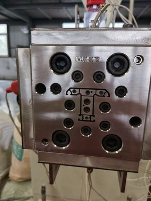 プラスチック製の鋼製の窓ドア製造のためのシルバーエクストルーション模具 UPVCプロファイル模具